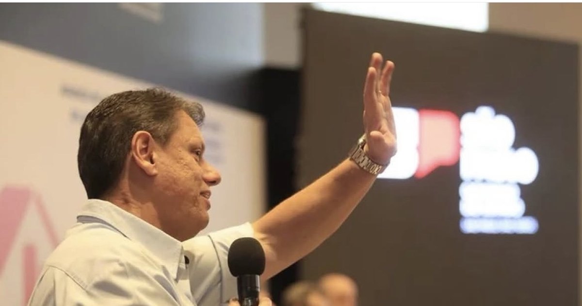 Em aceno a Flávio Bolsonaro, Tarcísio diz que reeleição faz mal ao Brasil