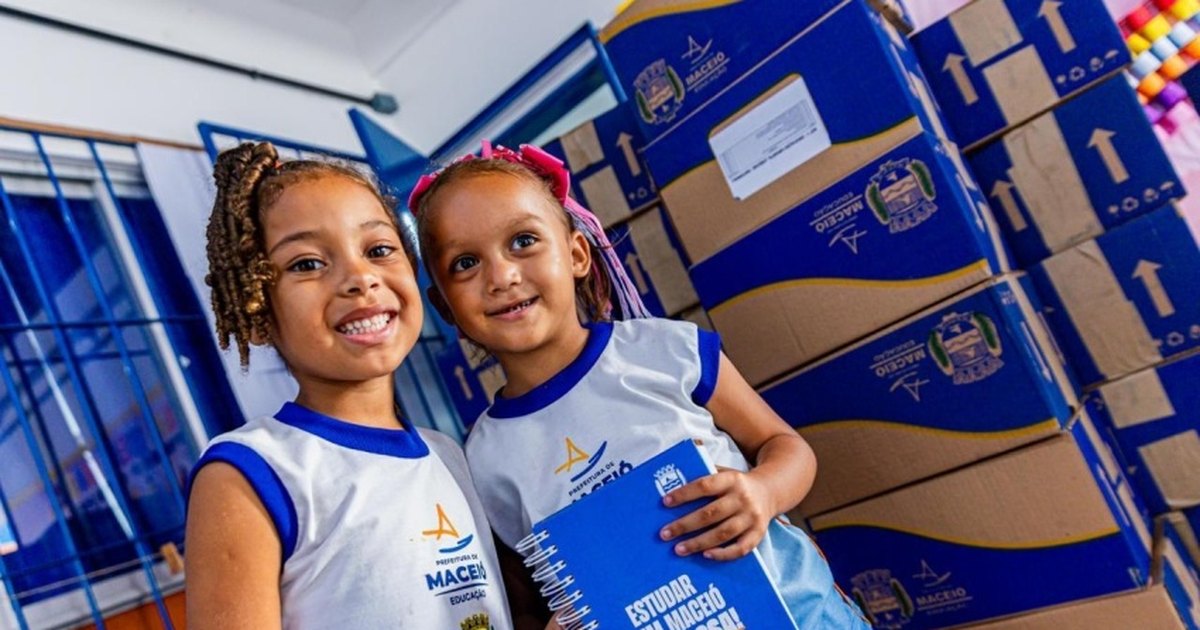 Prefeitura inicia distribuição de novos kits escolares e fardamentos na rede pública de Maceió