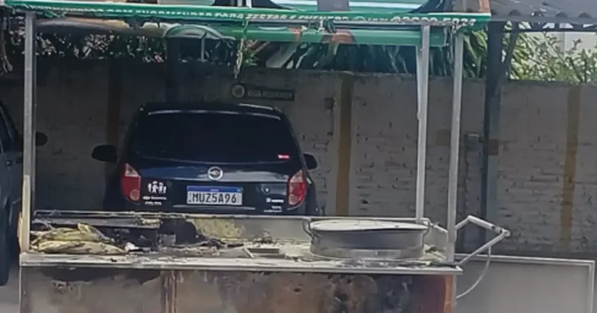 Explosão de botijão em carrinho de milho assusta população e atinge carro no Centro de Arapiraca