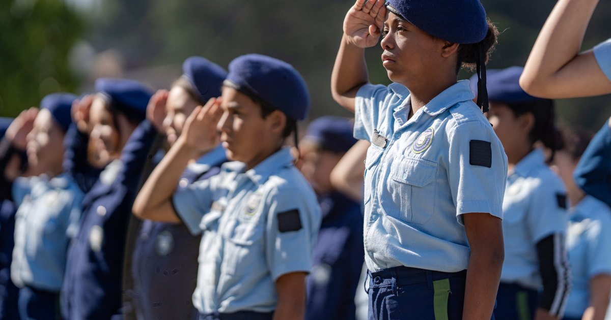 Lula diz que “Brasil não precisa de escolas cívicos-militares” ao aprovar novo plano de educação