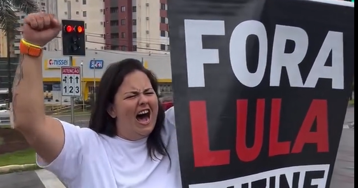 Vereadora viraliza ao ir às ruas com cartaz “Fora Lula” e divide opiniões nas redes sociais
