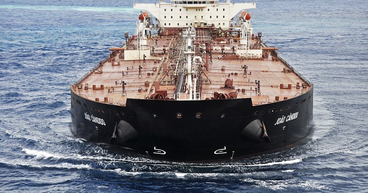 Petroleiro desafia bloqueio dos EUA e cruza o Estreito de Ormuz