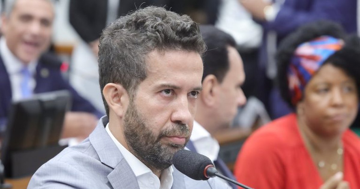 “Lave a boca!”: Janones rebate Zema por críticas ao Bolsa Família