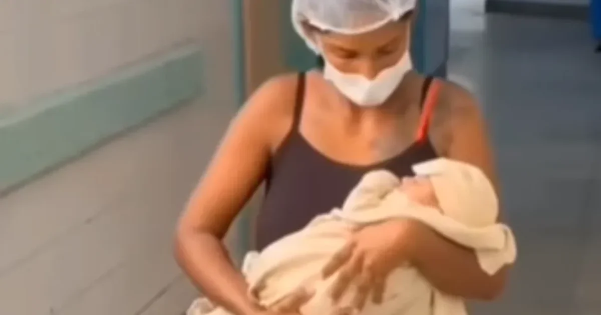 Mãe deixa maternidade de joelhos em agradecimento pela recuperação do filho em Maceió