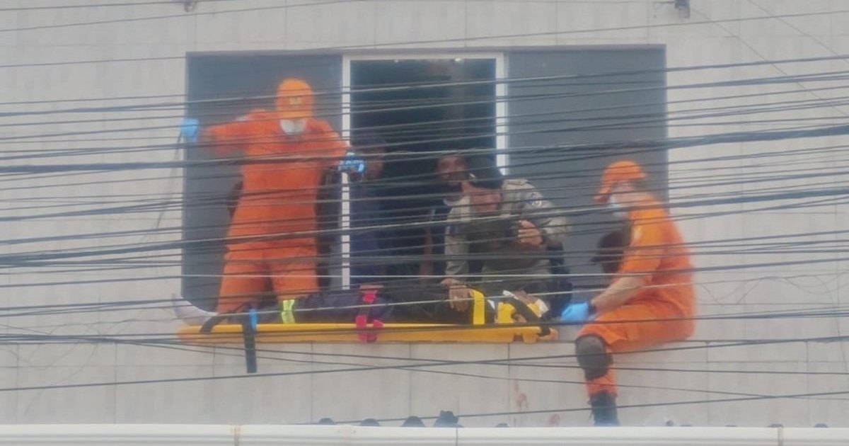 Trabalhador sofre choque elétrico enquanto instala placas solares e é socorrido pela PM no Jacintinho