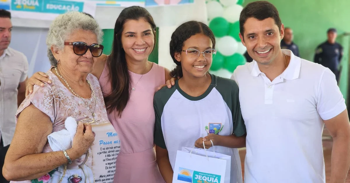 Prefeito Felipe Jatobá entrega 300 óculos a alunos da rede municipal