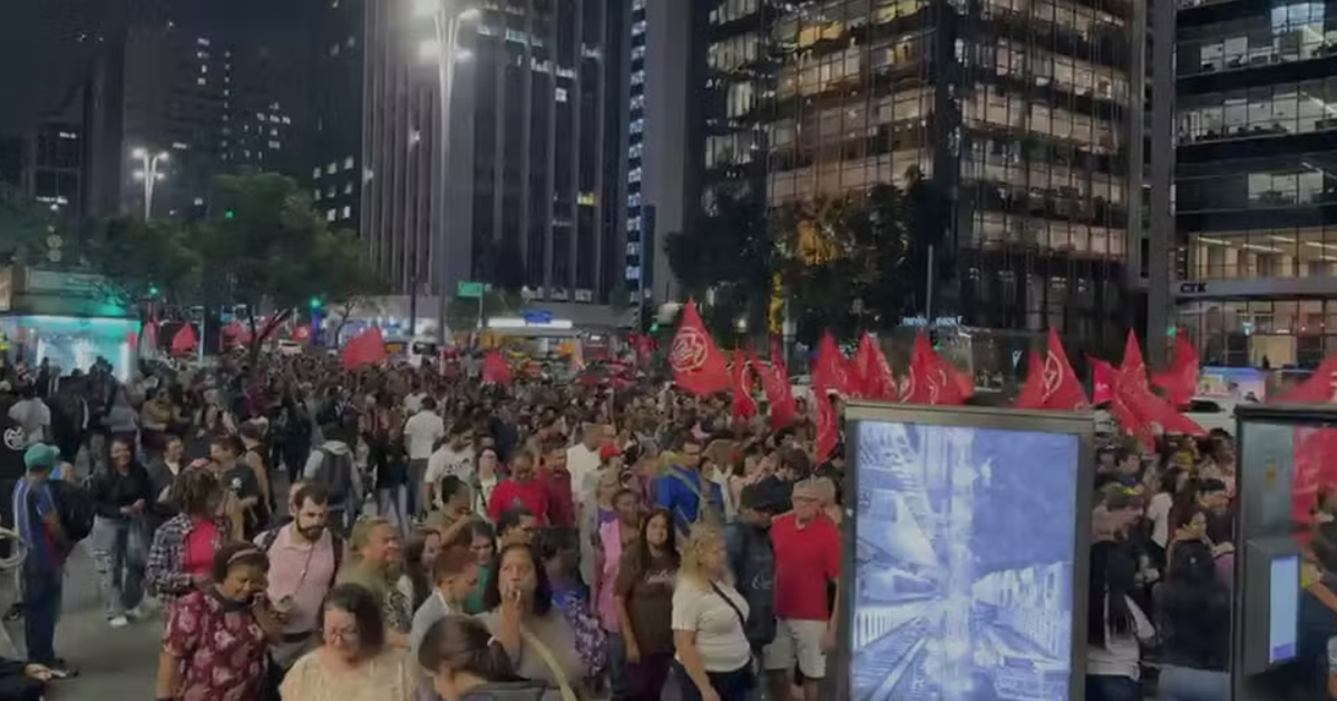 Trabalhadores e movimentos sociais ocupam Avenida Paulista em protesto pelo fim da escala 6×1