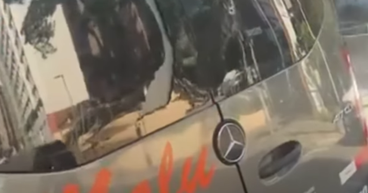 Vídeo mostra van de Anderson Neiff perfurada após ataque a tiros; cantor passa por cirurgia