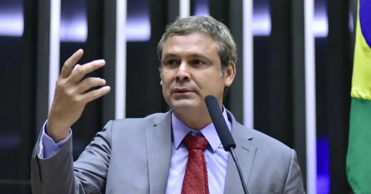 “ Flávio Bolsonaro é um crime”, diz Lindbergh ao citar ligação com milícia
