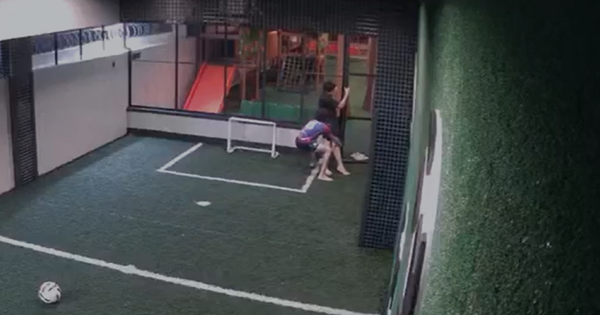 Veja momento que amigo salva jovem após descarga eletrica em portão de quadra de condomínio em Maceió