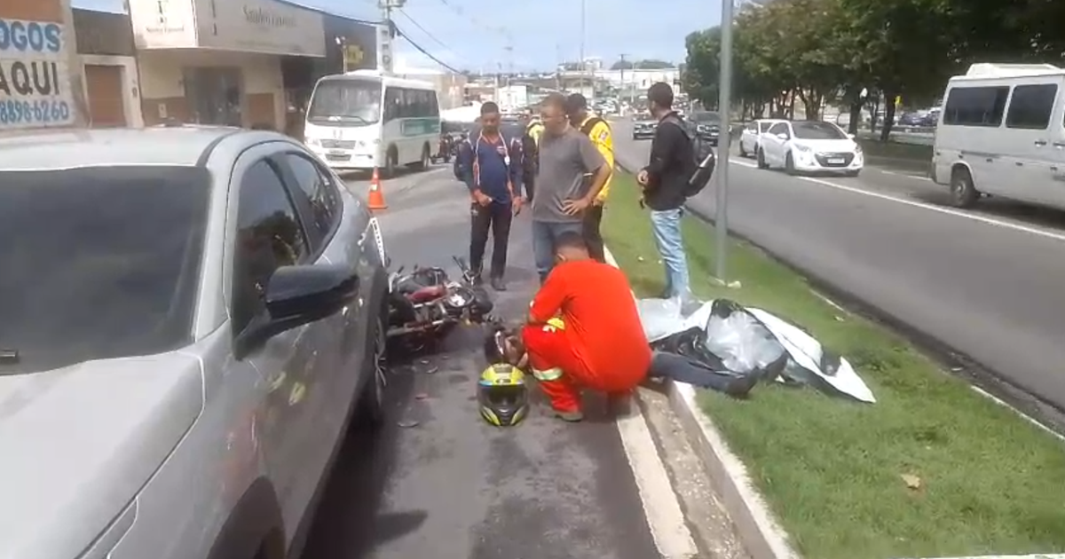Colisão entre carro e moto deixa ferido na Avenida Durval de Góes Monteiro em Maceió