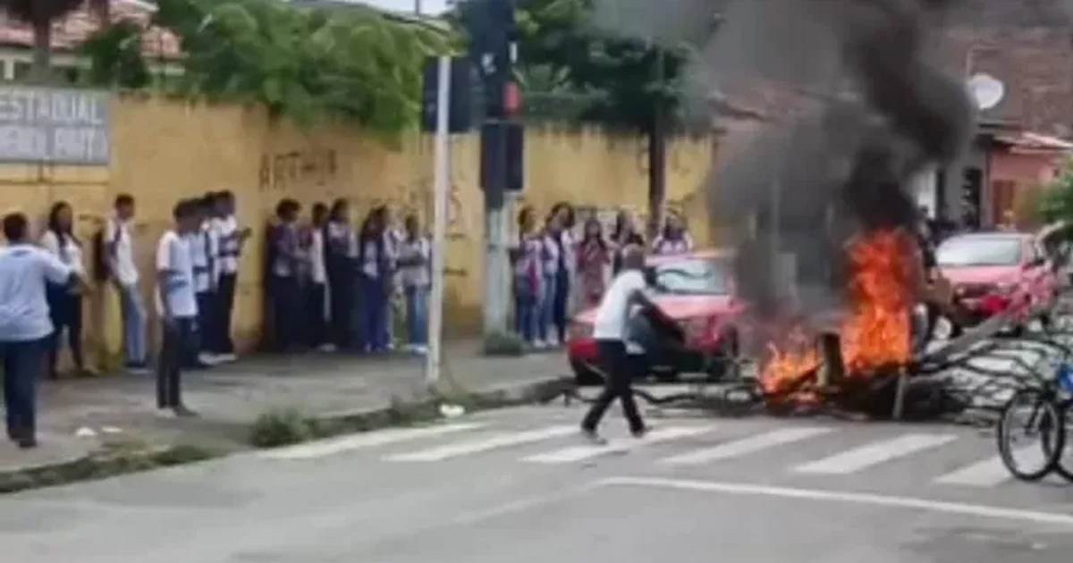 Alunos protestam por falta de ar-condicionados em escola estadual no Clima Bom