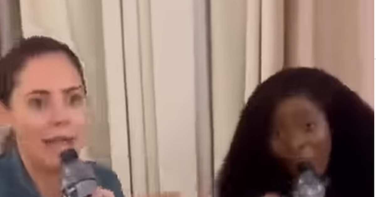 Michelle Bolsonaro canta louvor com amigos em clima descontraído