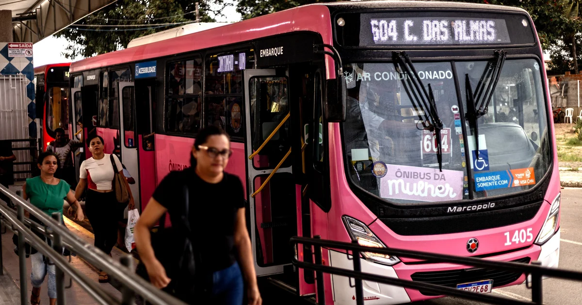 Ônibus exclusivo para mulheres ultrapassa 8 mil embarques em uma semana em Maceió