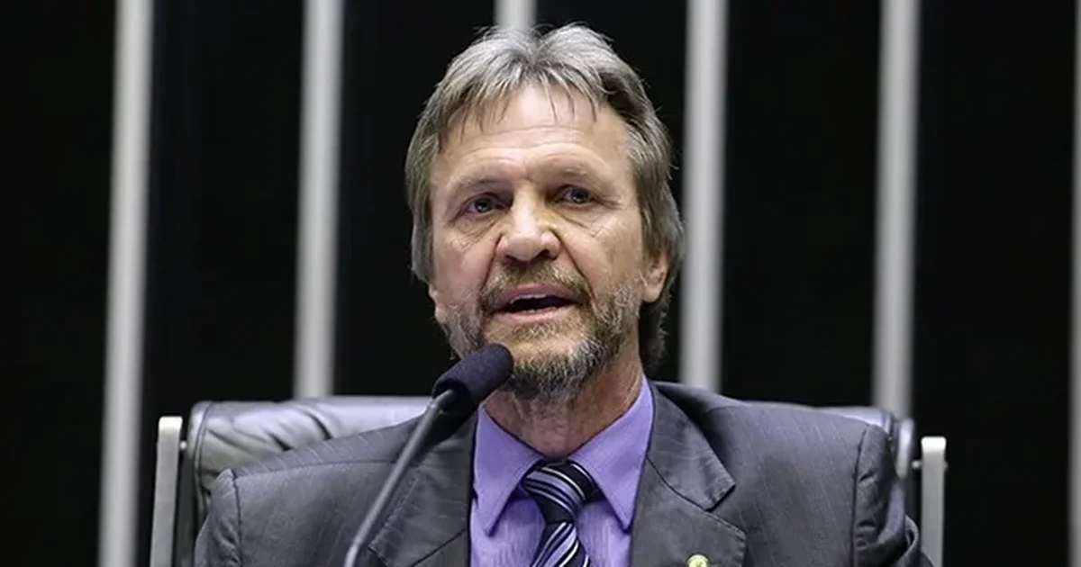 “Não podemos ficar em cima do muro”, líder do PT cobra governo Lula sobre fim da escala 6×1