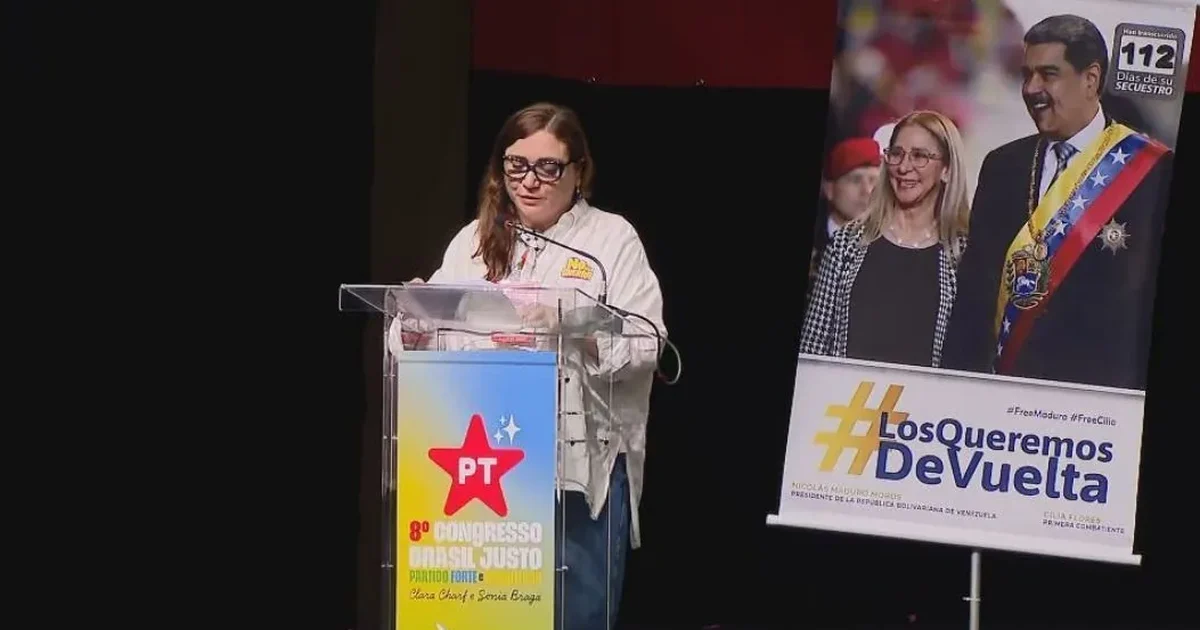Banner em congresso do PT defende volta de Maduro à Venezuela