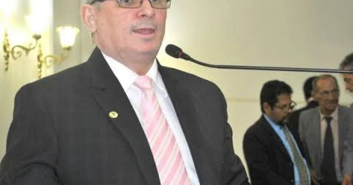 Pastor assume mandato e renuncia.