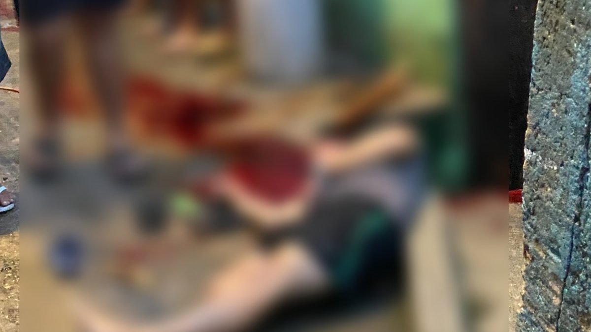 Homem é assassinado a tiros em frente a mercadinho no Jacintinho