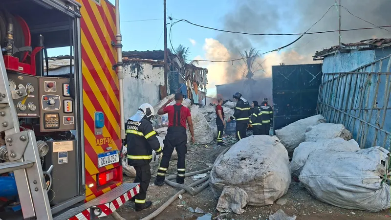 Incêndio chama atenção e deixa rastro de destruição no Village, em Maceió