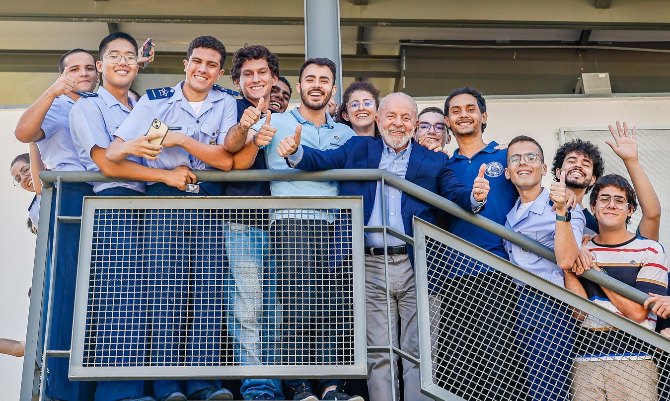 Lula recebe presente de alunos do ITA e comemora: ““O ITA agora também é do Nordeste”