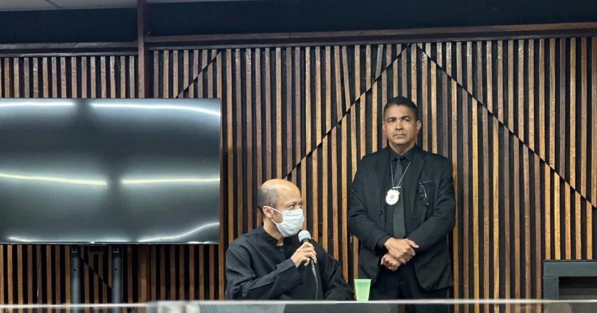 “Ele é doido, esquizofrênico”, afirma defesa de serial killer durante júri