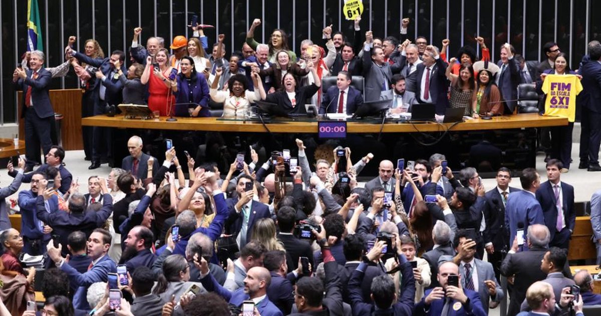 Deputadas puxam coro contra Nikolas Ferreira durante debate da PEC 6×1