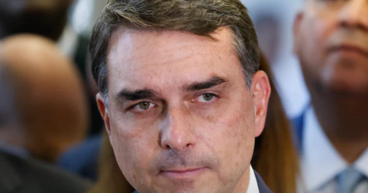 Flávio Bolsonaro aciona justiça para apagar vídeo que o chama de ”corrupto”