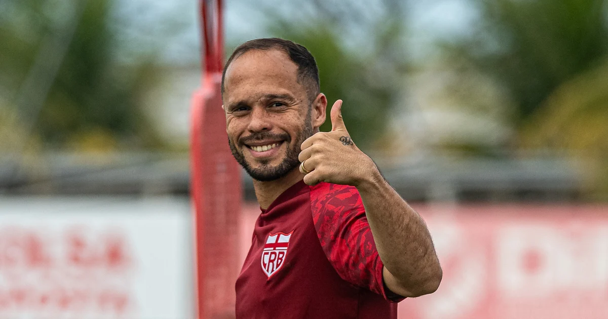 Douglas Baggio ganha espaço no CRB e deve substituir Dadá contra o Cuiabá