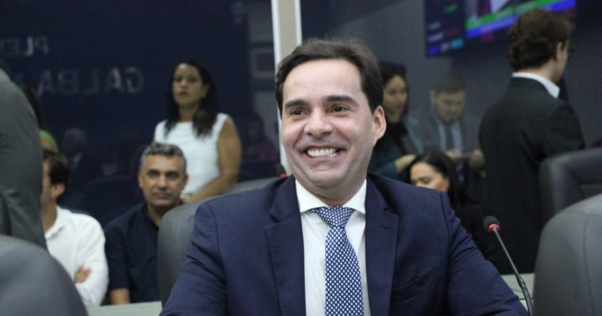 Kelmann é recebido por multidão no aeroporto e demonstra força após superar momento delicado na pré-campanha