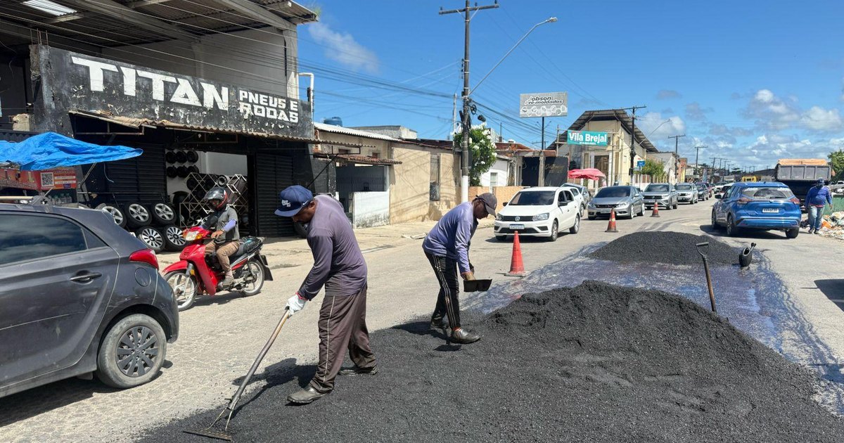 Prefeitura de Maceió realiza operação tapa-buraco em avenida da Levada