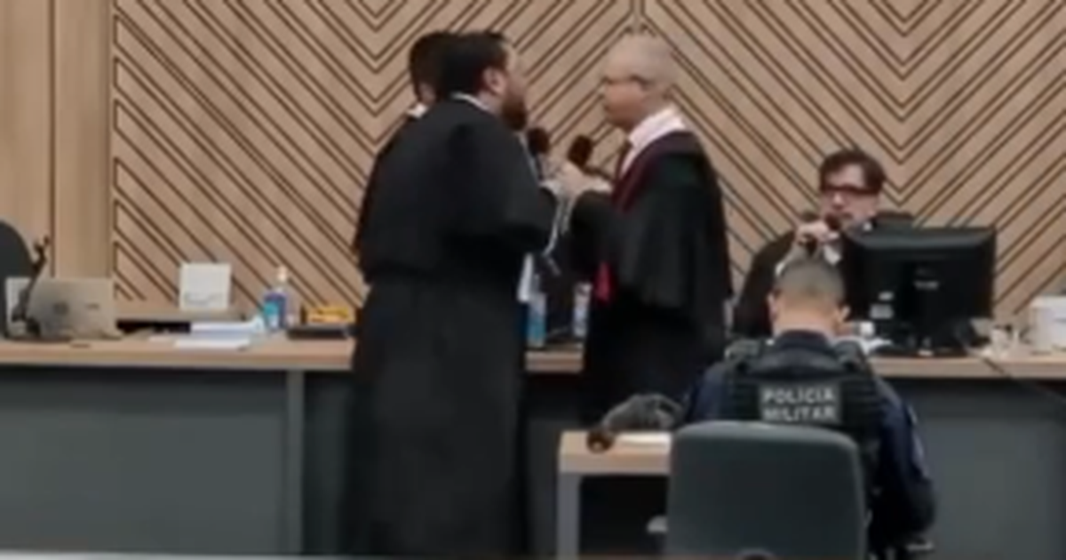 Promotor manda advogado se sentar e gera confusão durante júri de policial