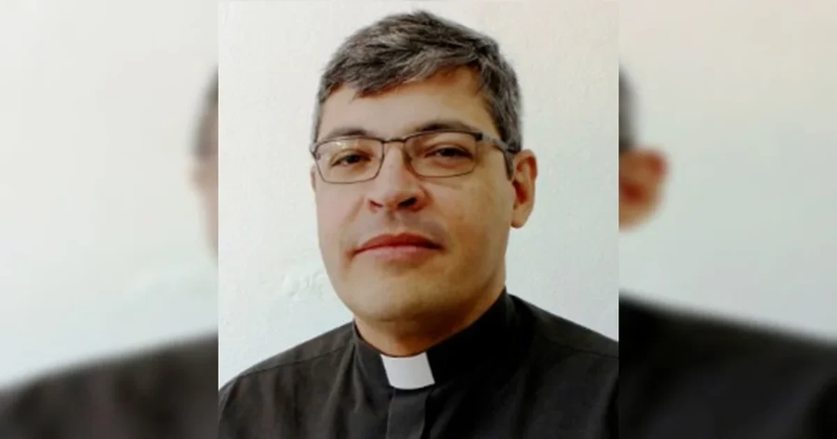 Padre é afastado e preso após estuprar coroinha; vítima afirmou que crime acontecia dentro da igreja