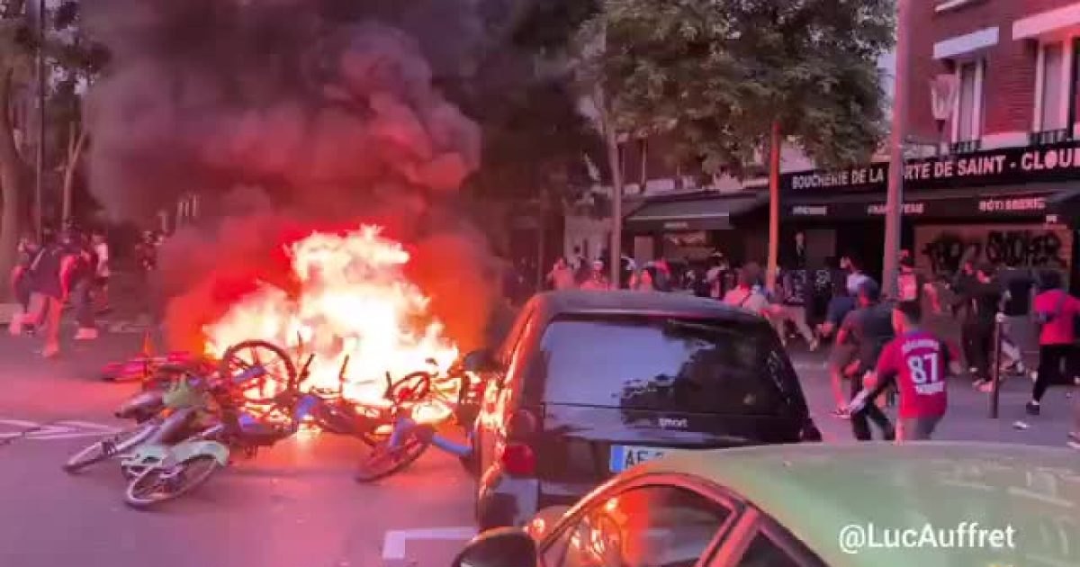 Gás lacrimogêneo e carros queimados: Paris vive noite de caos após o bicampeonato do PSG