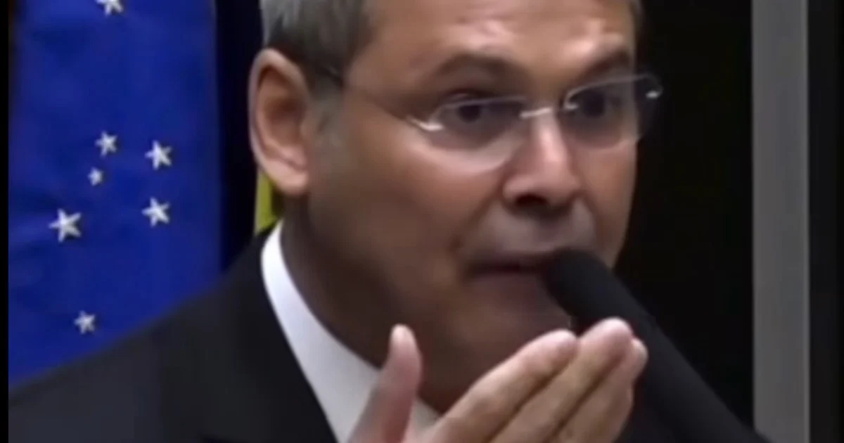 “Por respeito ao Brasil” : Lindbergh cobra respostas de Flávio sobre Vorcaro