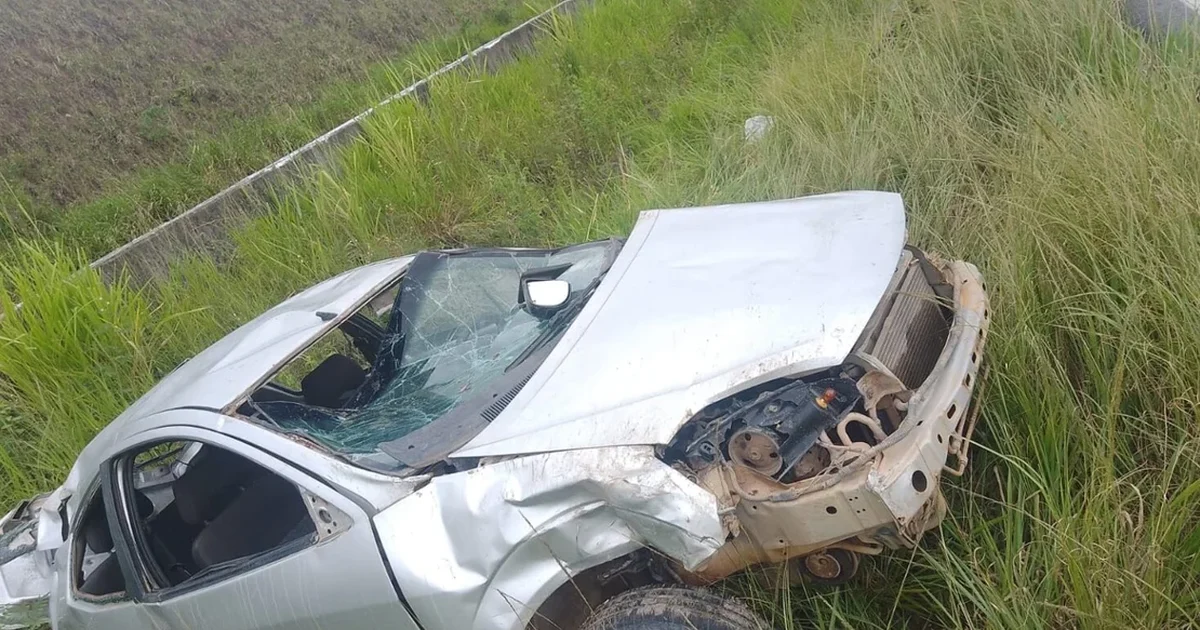 Duas pessoas ficam feridas após capotamento de carro em Joaquim Gomes