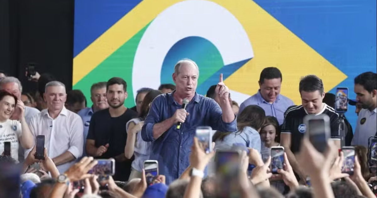 Ciro confunde gesto de apoiador com apologia ao CV em evento: ‘Prende ele’
