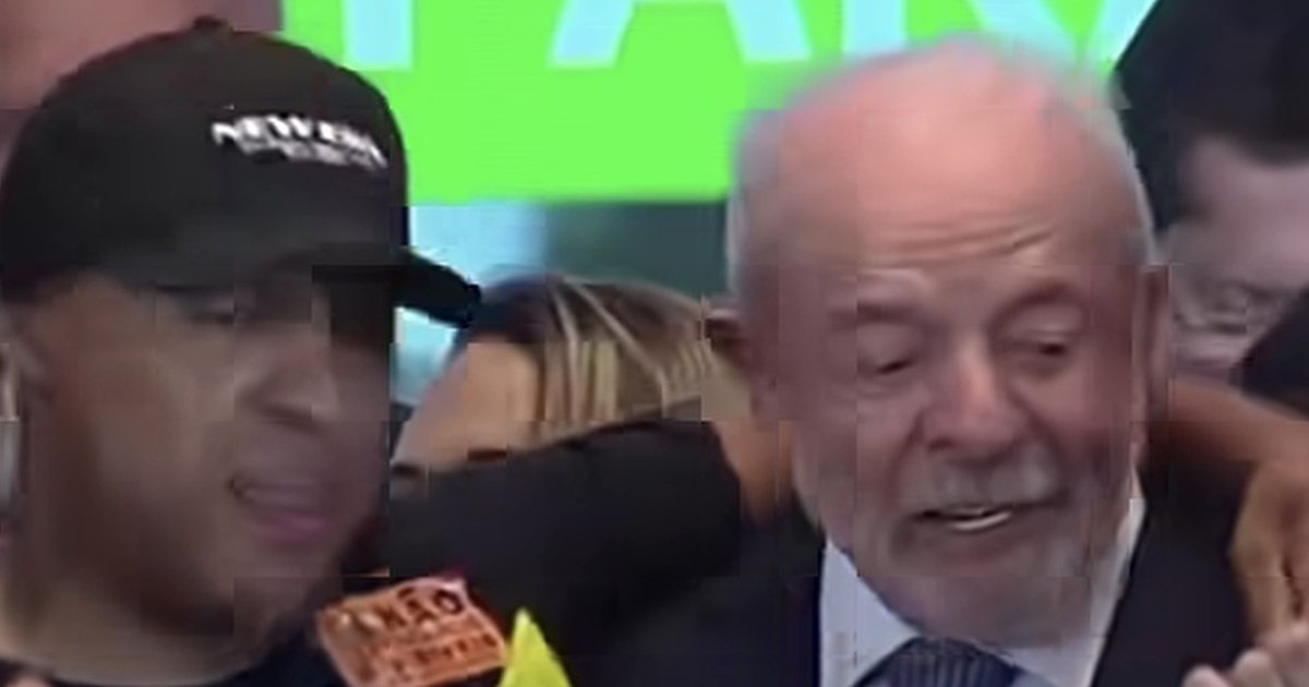 Lula é aclamado em evento ao assinar linha de crédito para motoristas de app