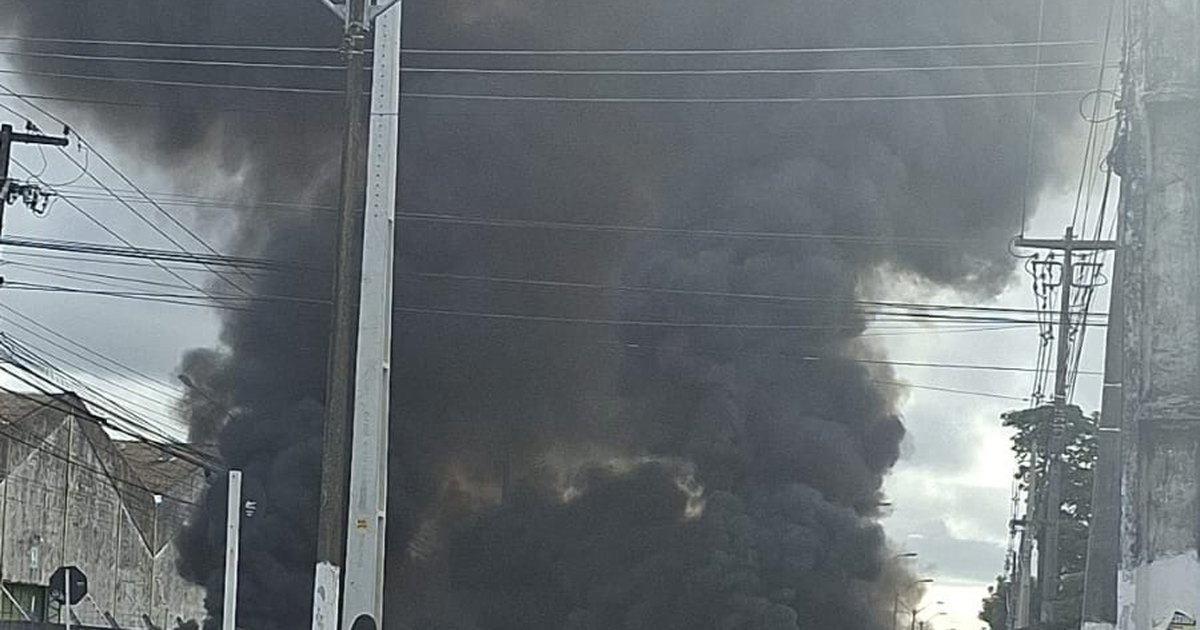 Protesto por falta de energia interdita via no Jardim Petrópolis, em Maceió