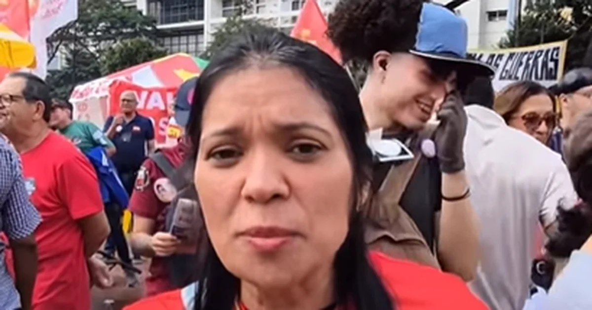 Professora protesta pelo fim da escala 6×1: ”mulheres trabalham muito mais”
