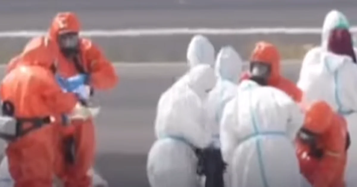 Passageiros começam a desembarcar de navio com surto de Hantavírus e seguem para quarentena