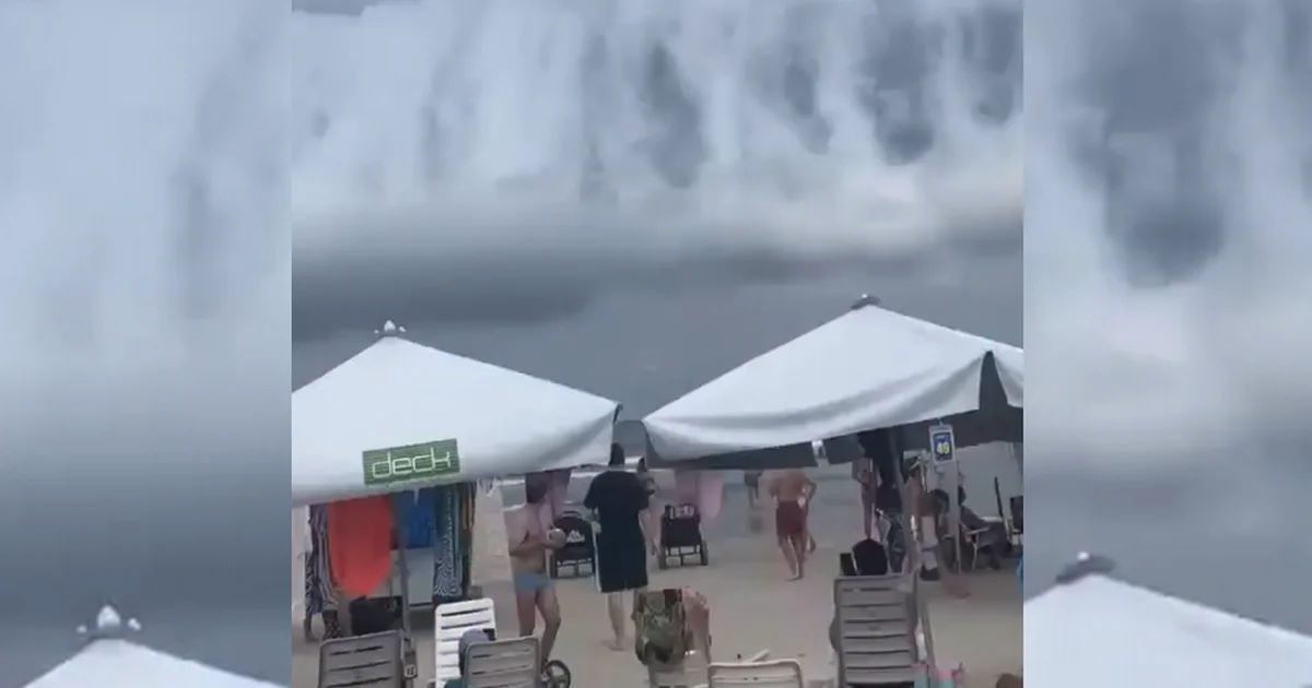 Formação rara de nuvens sobre o mar impressiona banhistas e conquista a internet