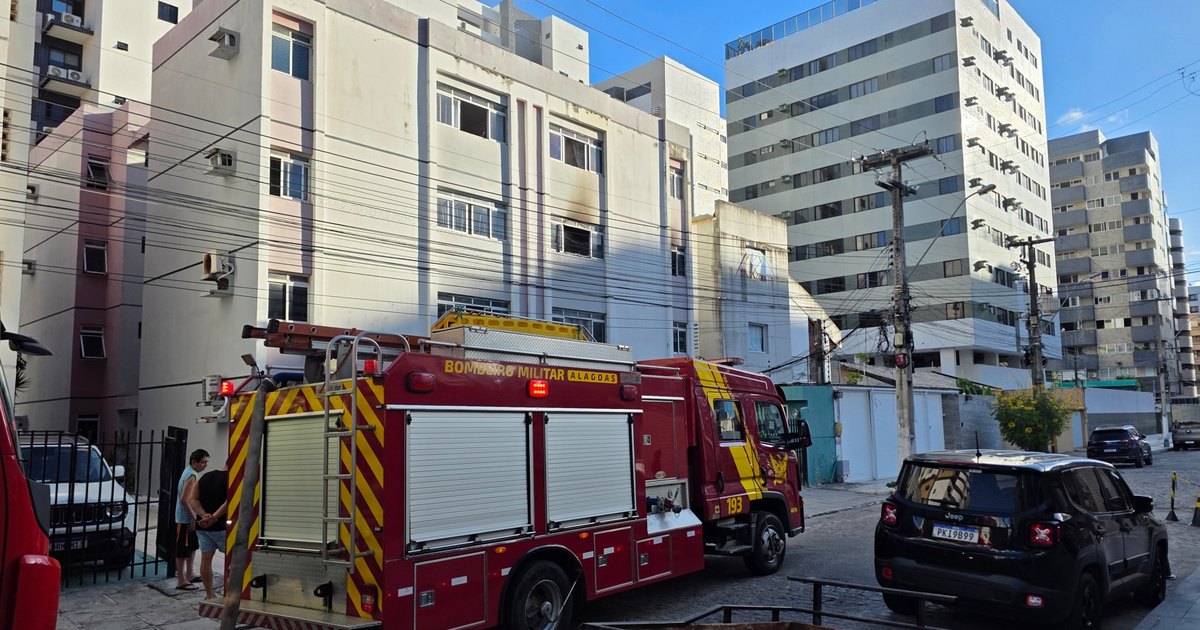 Fumaça intensa assusta moradores durante incêndio em prédio na Ponta Verde