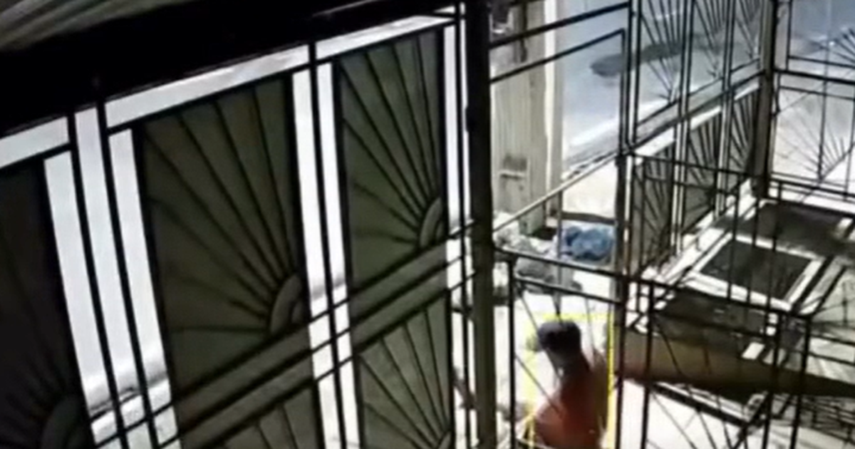 Câmeras flagram homem invadindo cafeteria no Centro de Maceió