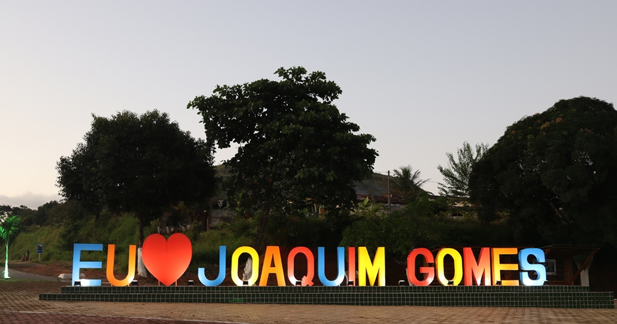 Mais de 300 famílias recebem escrituras do Moradia Legal em Joaquim Gomes