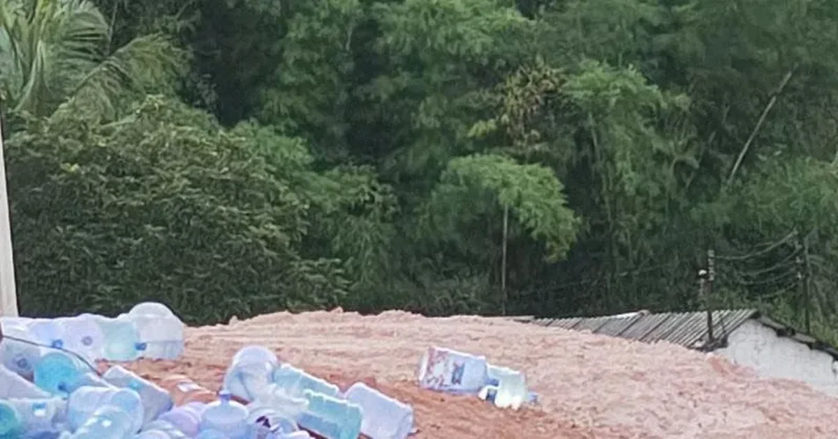 Motorista fica ferido após caminhão tombar na Ladeira do Catolé