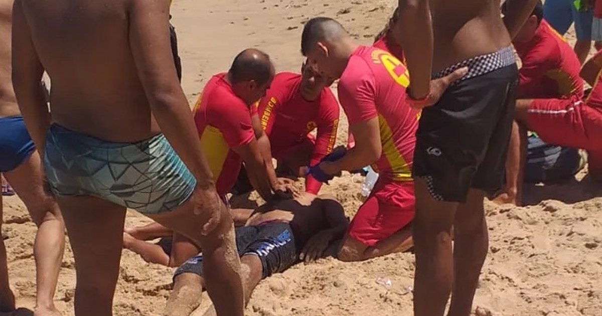 Banhista é socorrido por bombeiros após se afogar na Praia do Francês