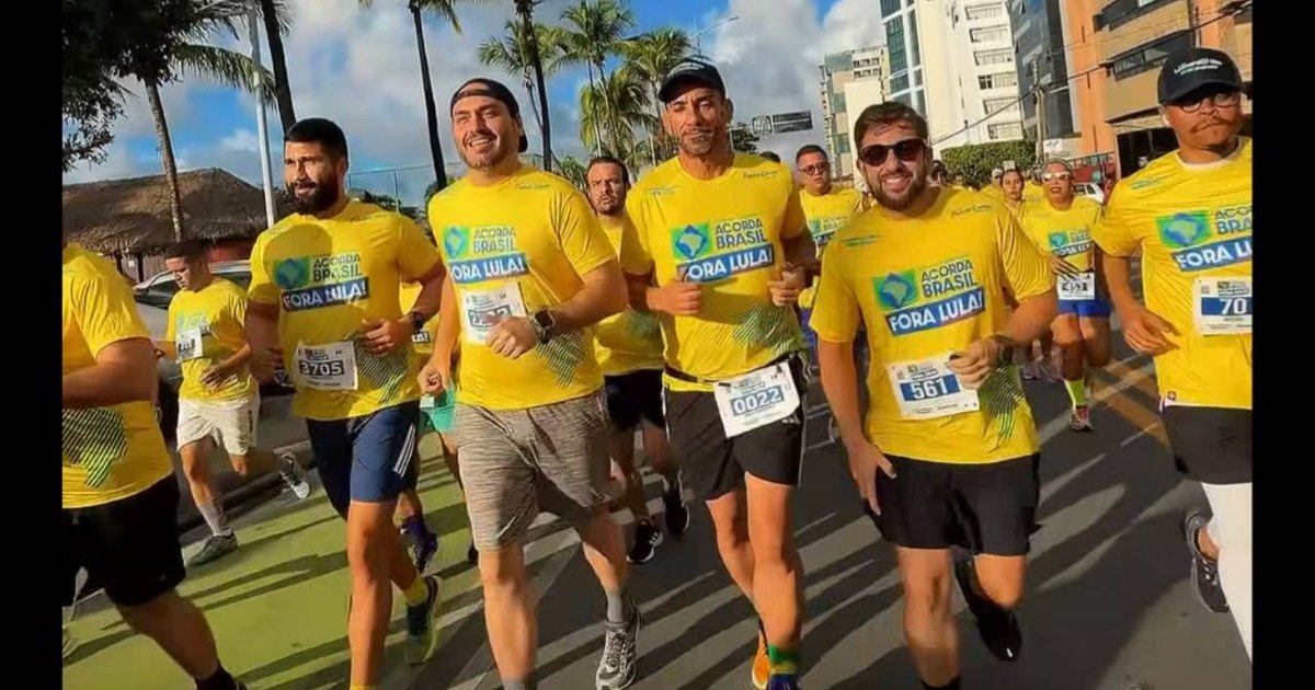Pré-candidato ao Senado, Carlos Bolsonaro participa de corrida “Fora Lula” em Maceió