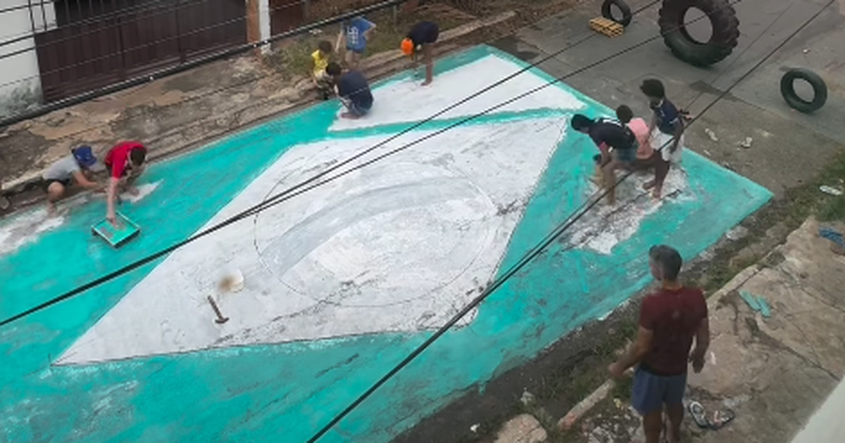 Em clima de Copa, projeto social reúne alunos para pintar rua com bandeira do Brasil