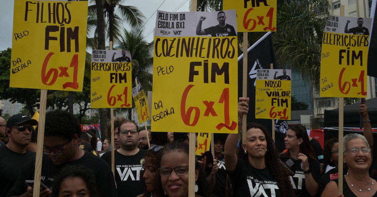 6 a cada 10 dos trabalhadores CLT no Brasil ainda cumpre jornada acima de 40 horas semanais