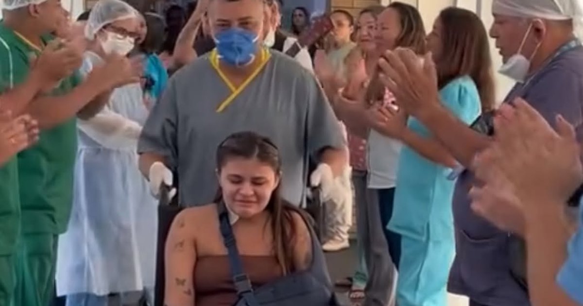 Jovem sobrevivente de tentativa de feminicídio é aplaudida após ter alta hospitalar